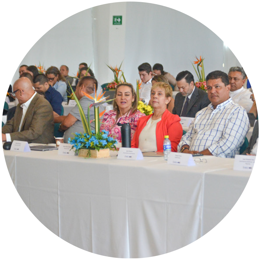 Empresarios participando en mesa regional